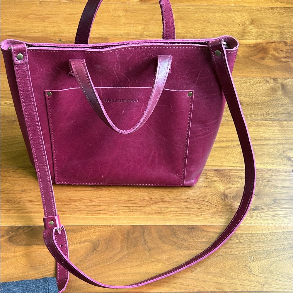 Medium crossbody tote - Picture 3 of 10